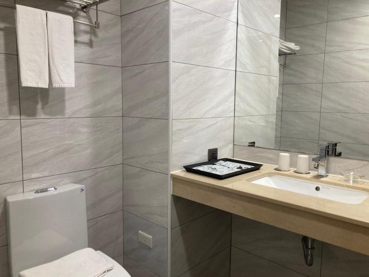 Hotel A Tainan Bagian luar foto